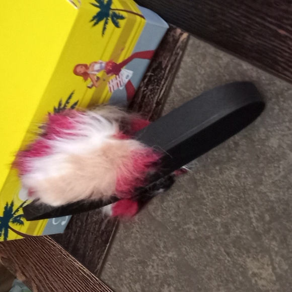 Black red Slipers - Picture 5 of 6